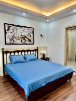 Habitación con cama extragrande y balcón