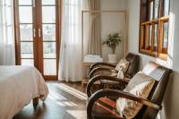 Zimmer mit Queensize-Bett und Balkon