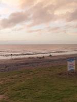 Sea Breeze Retreat 2 Bedroom Pet Friendly Caravan in Clarach Bay - B&B