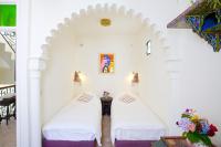 Tweepersoonskamer met 2 Aparte Bedden en Douche