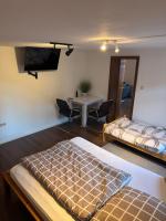 Tweepersoonskamer met 2 Aparte Bedden en Gedeelde Badkamer