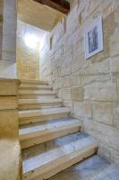 Historic Valletta 2BR Townhouse with Charm & Central by 360 Estates - Chambres d’hôtes