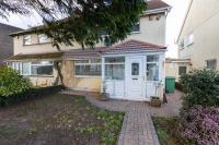 Spacious Triple Story Home with Pool Table - Chambres d’hôtes