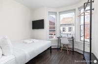 Zimmer 205 mit Queensize-Bett und Gemeinschaftsbad