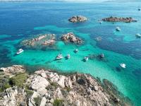 Mirto Beachside Apartment - 2BR - Wi-Fi - AC - 100m from the Beach - BBQ - Parking - Chambres d'hôtes Budoni