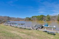 Boat and Fish Waterfront Gem in Sherrills Ford! - Bed and Breakfast Terrell