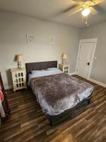 Next to Downtown Greensboro Bungalow Rooms - B&B Greensboro