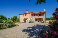 RENATOEMILIA spacious apartment with courtyard - B&B Koromačno