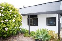 Lady Bay Beach House - seconds from the sand - B&B