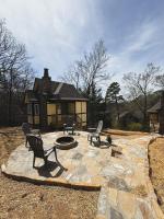 Hearthstone Hideaway at Tudor Suites - B&B Eureka Springs