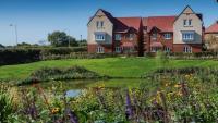 Three-bedroom modern family home by the pond with free parking - Bed and Breakfast