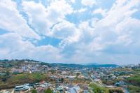 Golden Hills Villa - Bed and Breakfast