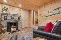 Riverfront Retreat in the White Mountains - 3BR Cozy Escape Near Ski & Hike - B&B