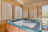 Cozy Dog Friendly Lovey Bear Cabin with Hot Tub Fireplace Across from Soaky Mountain Water Park - Chambres d'hôtes Sevierville