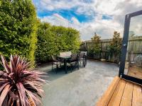Three-Bedroom Stylish & Cosy Retreat with Courtyard, Near Geelong - Ferienwohnung