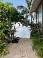 Boutique Beach Cottage - Steps to Beach - B&B Ban Bang Po