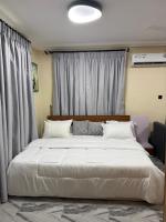 Estudio con cama extragrande y sofá cama