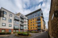 Sunset Heights Bright 2BR with City Views and Free Parking - Chambres d’hôtes