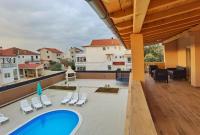 Appartamento con 2 Camere da Letto e Vista Piscina