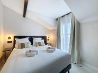 CALLA Four-Bedroom Apartment with Balcony