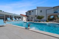 Villa Almas with swimming pool, tennis court, sauna, gym, grill house - Chambres d'hôtes Neorić