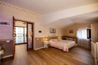 Zimmer mit Kingsize-Bett und Whirlpool