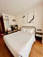 Habitación con cama extragrande y balcón