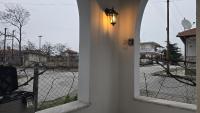Family-friendly apartment in a village house with 4K NETFLIX and Fast Internet, 30 mins away from Thessaloniki - Bed and Breakfast Géfyra
