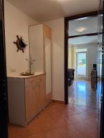 Apartman Mariana - Peaceful Stay Near The Beach - Chambres d'hôtes Njivice