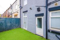 #17 Walk to Anfield Stylish House - for 12- Perfect for contractors and families - free street parking - B&B Liverpool