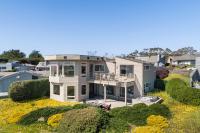 Breathtaking Views of the Pacific Ocean Rooftop Balcony Gourmet Kitchen and Hot Tub overlooking Golf Course - B&B