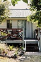 Homestead Pool House Private cabin w shared Spa Basketball court Heated Pool Minutes to Adventure Park and beaches - Chambres d'hôtes Wallington