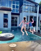Stanmore Bay lush garden with pool, close to beach - B&B Whangaparaoa