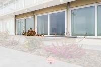 Osean by BLOSS luxe appartement met frontaal zeezicht, binnenzwembad en parking - B&B Middelkerke