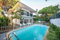 Chic Villa By Beach Pool & Garden Retreat - B&B