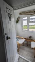 Rosy's Retreat-Cosy Beach Chalet Escape in Bacton Norfolk - B&B Bacton