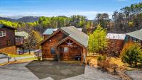 Starry Mountain View- Hot Tub - Pool Table - Prime Location - Bed and Breakfast Pigeon Forge