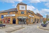 Stylish Town Centre Apartment, ALLOCATED FREE PARKING SPACE, RICKMANSWORTH HIGH STREET, Modern Decor, Juliet Balcony, Walking Distance to Rickmansworth Station Metropolitan Line - Chambres d'hôtes Rickmansworth