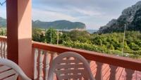 Apartamento de 2 dormitorios con balcón y vistas al mar