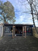 The Follonsby hot tub Retreat with own bar near city centre - B&B