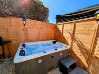 1-Bed Retreat - Hot Tub Private Garden & Bbq - Bed and Breakfast