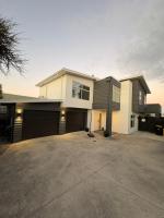 Papamoa Family Beach House - B&B