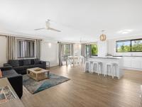 Spacious 3-Bed Home with Large Balcony - Chambres d’hôtes Hervey Bay