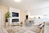 ALURE RESIDENCES 13 & 24h self check-in, fireplace,private parking in front of the apartment building included, new building, green area with meadows and forests - Bed and Breakfast Banská Bystrica