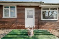 2 Bed Chalet - Sleeps 3 - River and mountain views - Chambres d’hôtes Strathpeffer