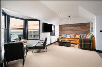 Stunning Waterfront Apartment With Spectacular Views & Parking at 'CAPTAINS LOFT' - B&B