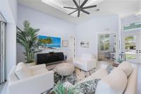2023 custom built home with heated pool and hot tub - Chambres d'hôtes Marco Island