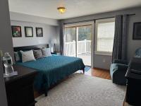 Zimmer mit Kingsize-Bett und Balkon