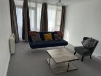 Beautiful-2 bedroom Apartment, 1 bathroom, sleeps 6, in greater london (South Croydon). Provides accommodation with WiFi, 3 minutes Walk from Purley Oak Station and 10mins drive to East Croydon Station - B&B Purley