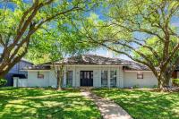 Modern Home with a Firepit, Heated Pool & Spa - B&B Dallas